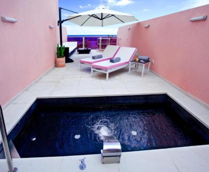 Foto de la terraza con vistas al mar de la habitación doble superior con piscina privada.