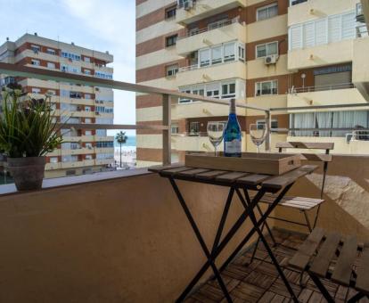 Foto del balcón amueblado de este apartamento con vistas al mar.