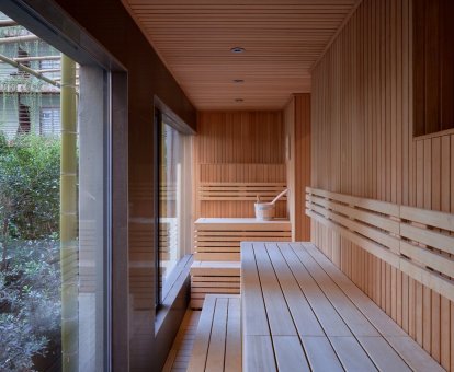 Foto de la sauna del spa con vistas al exterior.