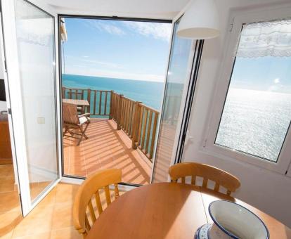 Foto de las instalaciones de este apartamento con vistas al mar.