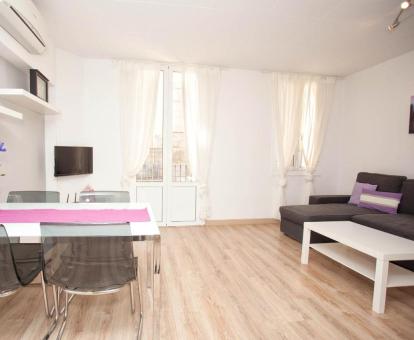 Foto de las instalaciones de este apartamento con vistas al mar.