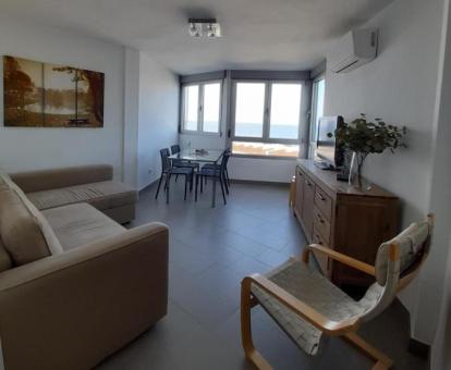 Foto de la amplia sala de estar con vistas al mar de este apartamento.