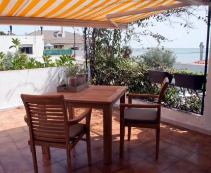 Foto de las instalaciones de este hotel con vistas al mar.