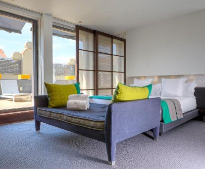 Elegante suite con terraza y jacuzzi privado en el baño de este hotel ideal para parejas.