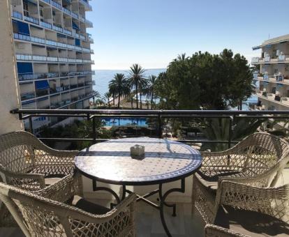 Foto de una de las terrazas privadas con vistas al mar de este complejo de apartamentos.