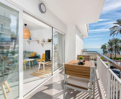 Foto del balcón amueblado con vistas al mar de este apartamento.