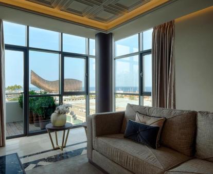 Foto de las instalaciones de este hotel con vistas al mar.