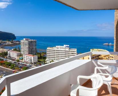 Foto de la terraza con vistas al mar de una de las habitaciones del hotel.