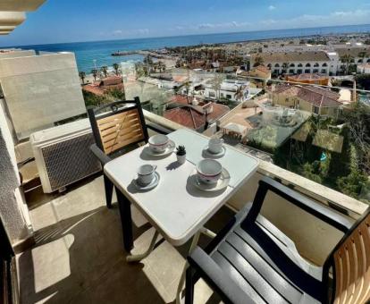 Foto de la terraza amueblada con vistas al mar y a la ciudad de este apartamento.