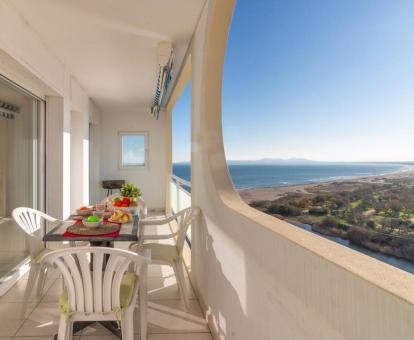 Foto de las instalaciones de este apartamento con vistas al mar.