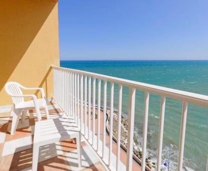 Foto de la terraza con vistas al mar de una de las habitaciones del hotel.