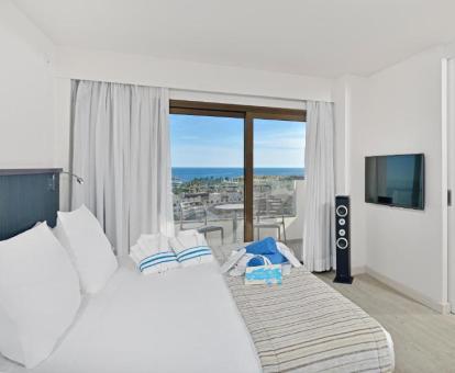 Foto de la habitación doble superior con vistas al mar del hotel.