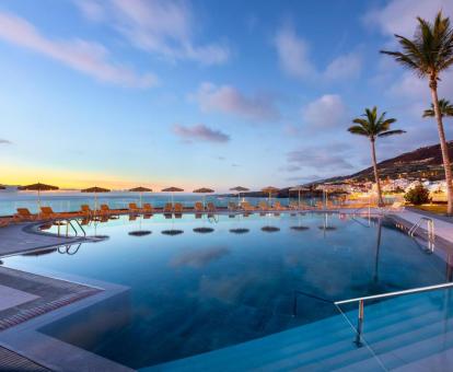 Foto de la piscina al aire libre disponible todo el año de este hotel.