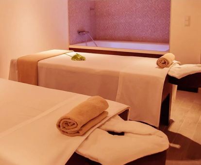 Foto de la sala de masajes con jacuzzi del centro de bienestar del hotel.