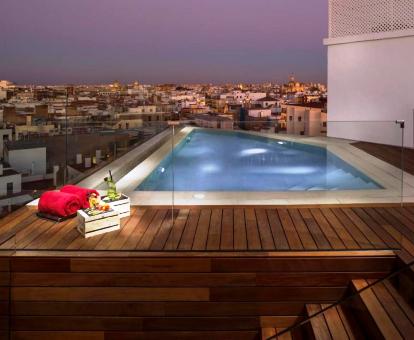 Foto de la piscina al aire libre disponible todo el año de este espectacular hotel.