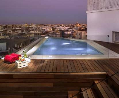 Foto de la piscina al aire libre del hotel con hermosas vistas a la ciudad.