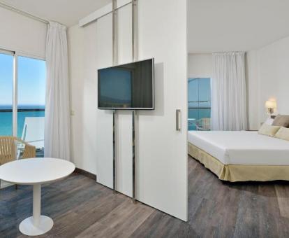 Foto de la suite junior superior con vistas al mar del hotel.