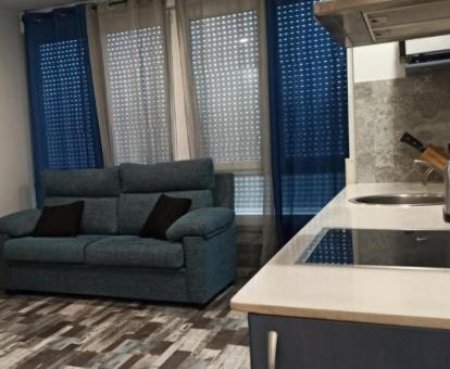 Foto del interior del apartamento con vistas al mar.