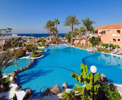 Foto de la piscina al aire libre con amplios jardines y vistas al mar de este complejo turístico.