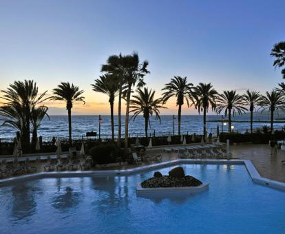 Foto de una de las piscinas al aire libre con vistas al mar del hotel.