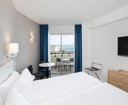 Foto del estudio con vistas al mar de este establecimiento.