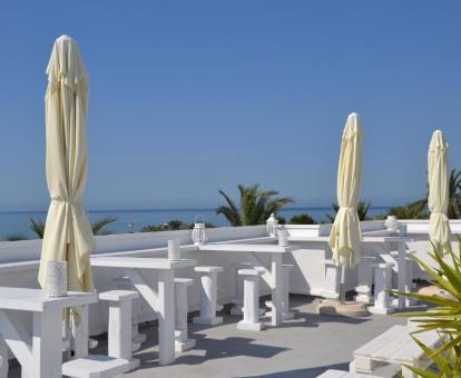 Foto de las instalaciones de este hotel con vistas al mar.