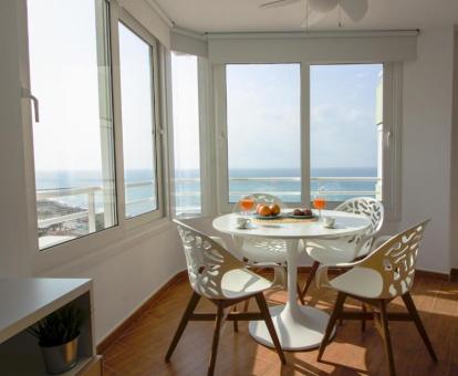 Foto del comedor con vistas al mar del apartamento.