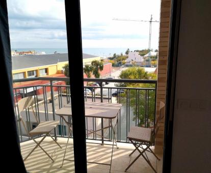 Foto de las instalaciones de este apartamento con vistas al mar.