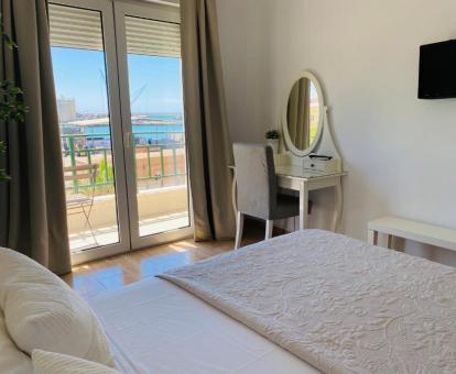 Foto de las vistas al mar desde uno de los dormitorios del apartamento.