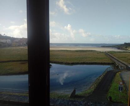Foto de las vistas al mar desde la ventana de una de las habitaciones del hotel.