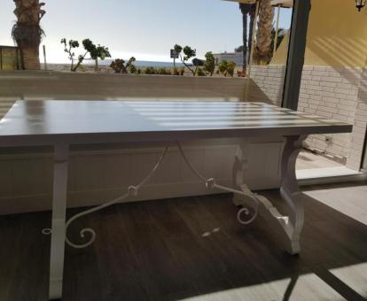 Foto de las instalaciones de este hotel con vistas al mar.