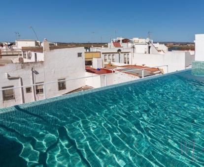 Foto de la piscina de borde infinito del alojamiento con vistas al mar.