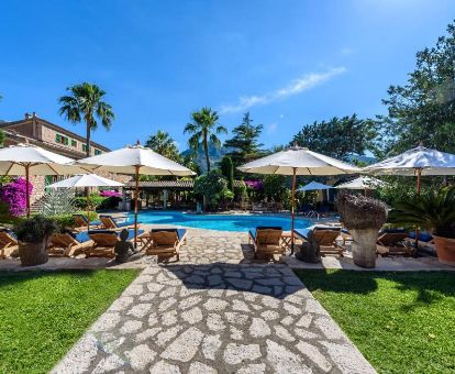 Hermsos exteriores con piscina rodeada de vegetación de este hotel romántico.
