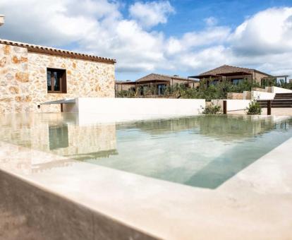 Foto de la amplia piscina al aire libre disponible todo el año del alojamiento.