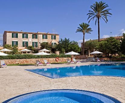 Edificio de este romántico hotel rural con piscina al aire libre y jardines.