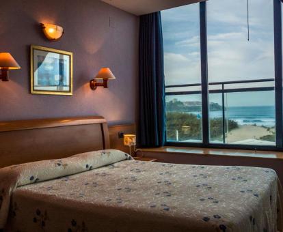 Foto de una de las habitaciones con vistas al mar del hotel.
