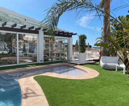 Foto de los amplios jardines del alojamiento con piscina al aire libre.