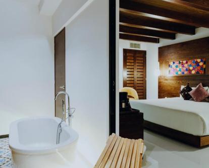 Foto de una de las habitaciones con bañera de hidromasaje privada del hotel.