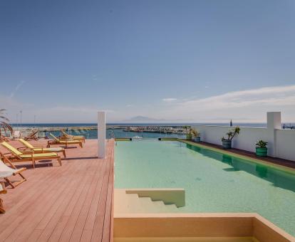 Foto de la piscina del hotel con vistas al puerto.