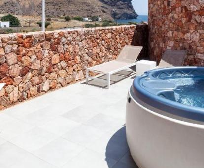 Preciosa terraza con vistas al mar y bañera de hidromasaje privada de la suite junior.