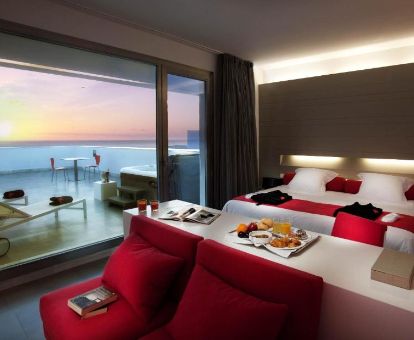 Fabulosa suite superior de este maravilloso hotel romántico con bañera de hidromasaje privada en la terraza y vistas al mar.