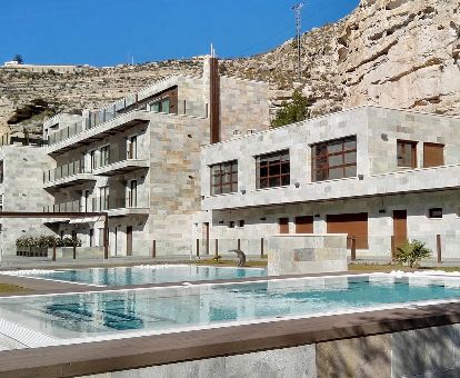Edificio de este hotel romántico con piscinas exteriores, ideal para estancias en pareja.
