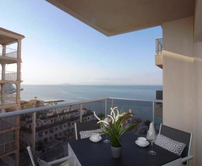 Foto de la terraza amueblada con vistas al mar de uno de los apartamentos.