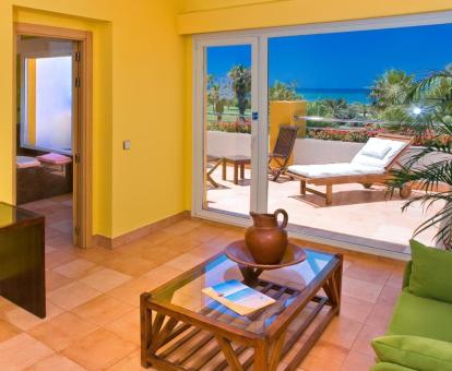 Foto de una de las habitaciones con vistas al mar del hotel.