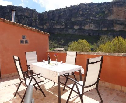 Terraza con mobiliario y vistas a la naturaleza de una de las casas rurales de este complejo.
