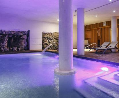 Foto de la piscina interior abierta todo el año del spa del hotel.