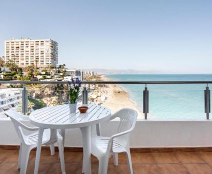 Foto del balcón amueblado con fabulosas vistas al mar y a los alrededores de este apartamento.