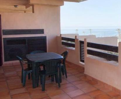 Foto de las instalaciones de este hotel con vistas al mar.