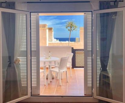 Foto de las instalaciones de este hotel con vistas al mar.