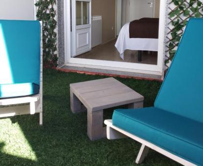 Foto de una de las habitaciones con terraza del albergue.